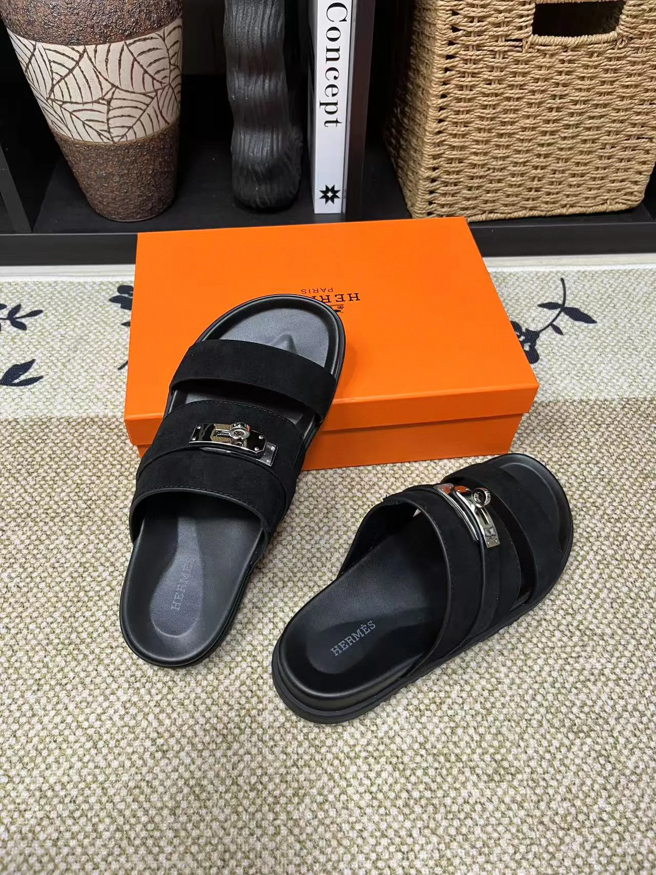 Factory price: 340💰Long-term availability Hermes men's Kazimir slippers for couples - top quality, Hermès woven calfskin functional sandals. The interwoven upper inspired by the "H" iconic pattern creates a casual look, which can be said to be a good companion for summer. Imported cowhide + cowhide lining + TU men's shoes💰Outsole Size: 35-46